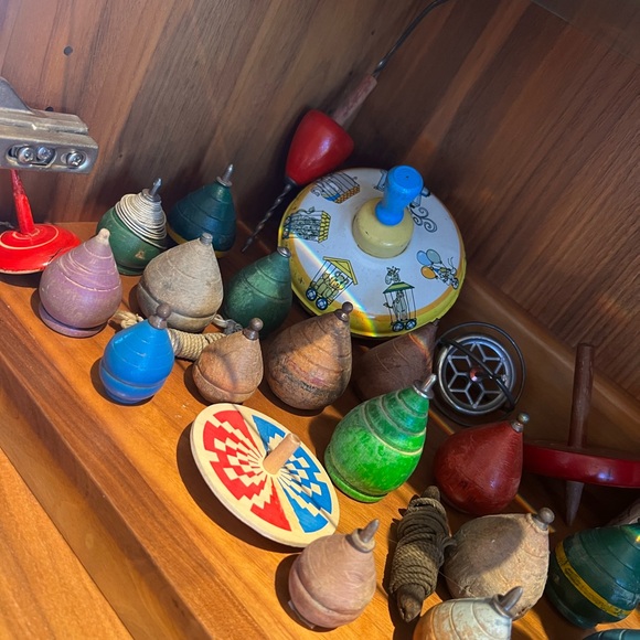 COMING SOON Buyer’s Choice Lot of Wooden & Tin Vintage Antique Toy Tops - Picture 7 of 10